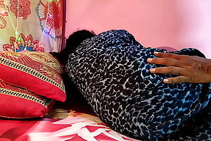 बड़ी बहन दीपाली को पटाकर  हाथ पैर दबाने के बहाने पटा लिया और  चोद दिया HD xxx porn videos in hindi