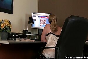 Pantyhose and porn get mom soiled